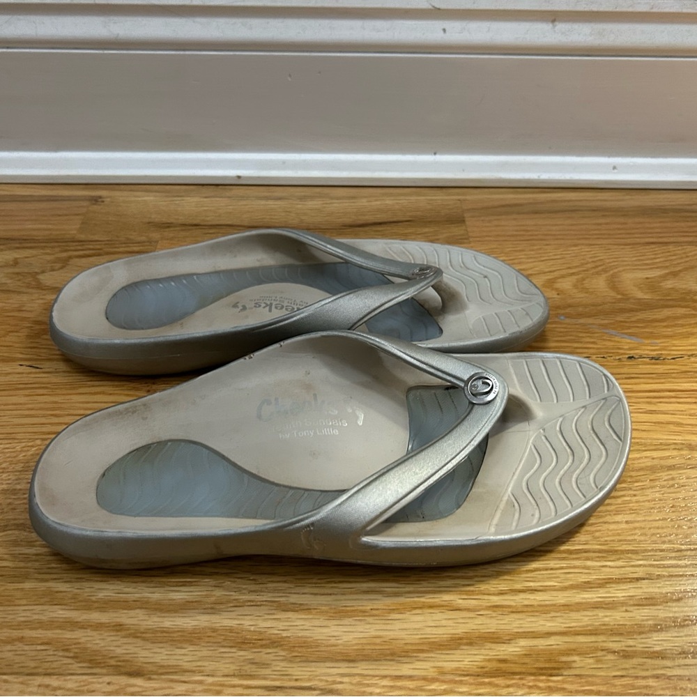 “Cheeks” brand sandals/ flip flops size 9